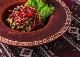 traditionnel est salade servi dans argile bol photo