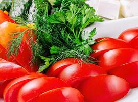 Frais haché des légumes sur une assiette photo