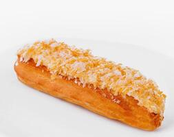 Frais noix de coco éclair sur blanc assiette photo