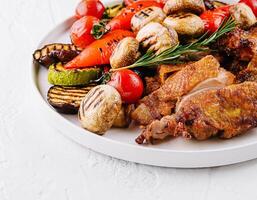 rôti poulet dîner avec grillé des légumes photo