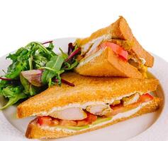 Frais poulet sandwich avec salade sur blanc assiette photo