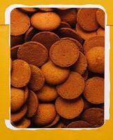 boîte de rond marron biscuits proche en haut photo