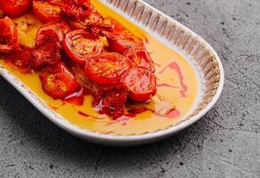 rôti Cerise tomates sur ovale assiette photo