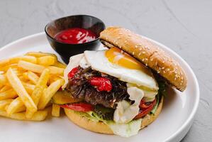 appétissant gourmet Burger avec frit Oeuf et frites photo