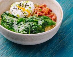 sarriette petit déjeuner bol avec Oeuf et légumes verts photo