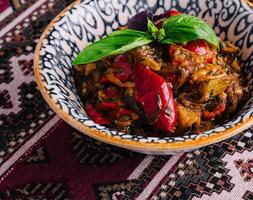 authentique épicé aubergine Ragoût dans traditionnel bol photo