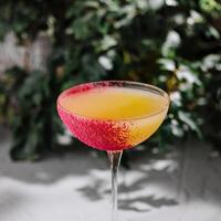 élégant cocktail avec coloré jante sur gris Contexte photo