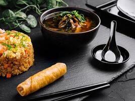 asiatique cuisine délice frit riz, printemps rouleau, et soupe photo