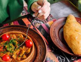 traditionnel cuisine femme profiter sarriette Ragoût et pain photo