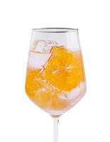 rafraîchissant Orange cocktail dans une du vin verre photo