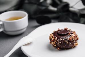 élégant Chocolat dessert sur blanc assiette avec thé photo