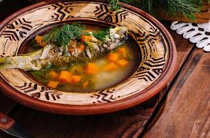 traditionnel poisson soupe dans rustique réglage photo