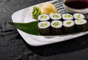 Frais Avocat Sushi rouleau sur ardoise Contexte photo