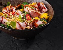 délectable Bacon tataki salade dans rustique bol photo