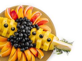 Frais fruit assortiment sur osier assiette photo