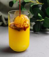 Frais Orange sorbet flotte dans verre photo