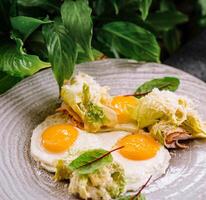 gourmet des œufs Benoît sur assiette avec légumes verts photo