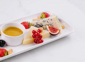 gourmet fromage plat avec Frais des fruits et trempettes photo