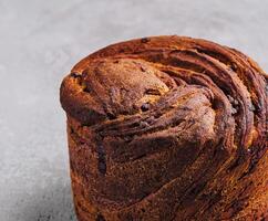 artisan Chocolat tourbillon pain sur gris surface photo