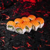 Sushi rouleau sur texturé noir surface photo