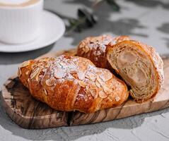 gourmet amande des croissants et café photo