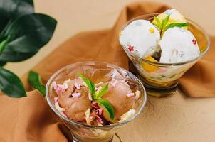 la glace crème des balles dans une transparent des lunettes photo