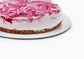 Frais fait maison framboise tourbillon cheesecake sur blanc photo