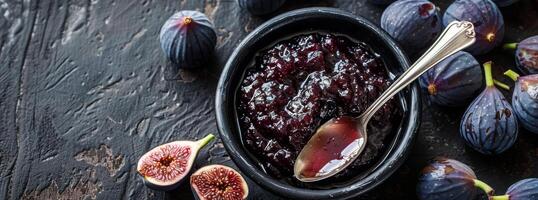 bol de Confiture, figues, et cuillères photo