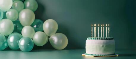 anniversaire gâteau avec bougies et des ballons photo