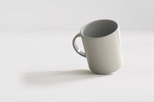 Rendu 3D de mug blanc isolé sur fond blanc. adapté à votre élément de conception. photo