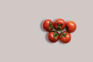 jusqu'à vue tomates rouges isolés sur fond gris. adapté à votre projet de conception. photo