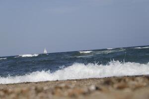 non tout droit horizon, il se sent comme vous sont balancement sur le vaguesvoilier à mer, vagues sur le côte photo