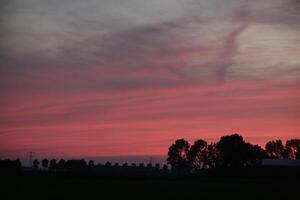 le coucher du soleil dans le Pays-Bas, des nuages, couleurs photo