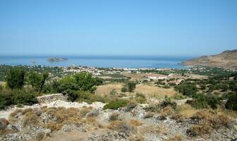grec paysage avec le méditerranéen mer à le arrière-plan, les lesbiennes, Grèce photo