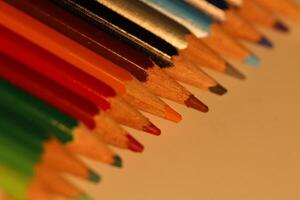 coloré des crayons dans proche en haut photo