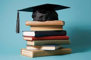 une l'obtention du diplôme bachelier casquette sur une empiler de livre, connaissance et éducation concept. photo