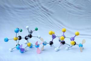 simuler forme de covalent molécules sur une blanc-gris Contexte. photo