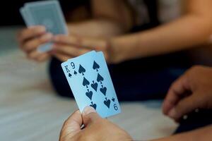 fermer vue de le cartes dans le joueurs main. avoir Roi et 9 piques cartes. concept jouer cartes à loisir ou comme une passe-temps. doux et sélectif se concentrer. photo