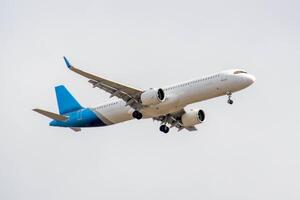 blanc passager avion en volant dans le ciel incroyable des nuages dans le Contexte photo