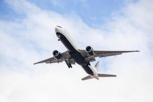 blanc passager avion en volant dans le ciel incroyable des nuages dans le Contexte photo