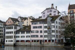 scénique été vue de le vieux ville architecture de Zurich photo