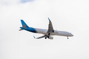 blanc passager avion en volant dans le ciel incroyable des nuages dans le Contexte photo