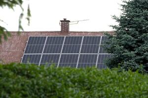 installation une solaire cellule sur une toit. photo