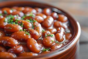 des haricots cuit dans tomate sauce, saupoudré avec Frais haché herbes. photo