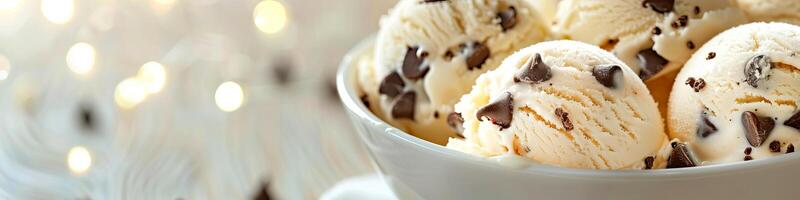 la glace crème avec Chocolat puce biscuit. bannière, endroit pour texte. photo
