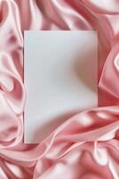 minimaliste esthétique maquette de blanc Vide a5 enveloppe sur rose soie tissu. photo
