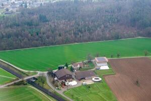 aérien drone coup panorama vue de Suisse village de ziefen. photo
