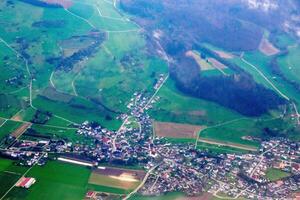 aérien drone coup panorama vue de Suisse village de ziefen. photo