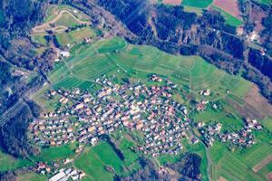 aérien drone coup panorama vue de Suisse village de ziefen. photo