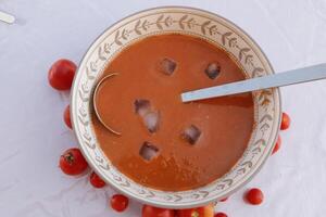 Gaspacho soupe, une du froid Espagnol tomate soupe, mangé dans le été dans Espagne photo